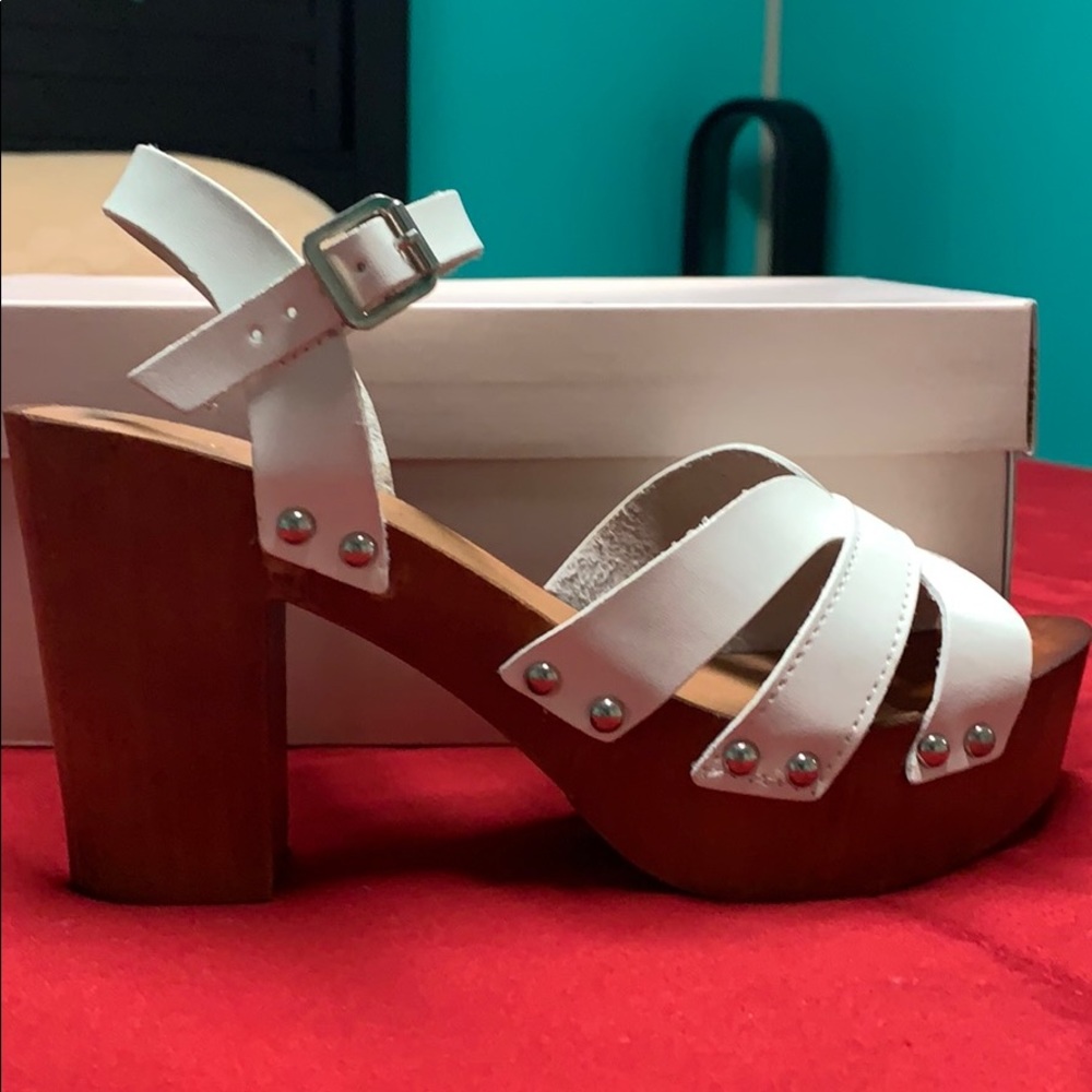 White heel sandals 👡